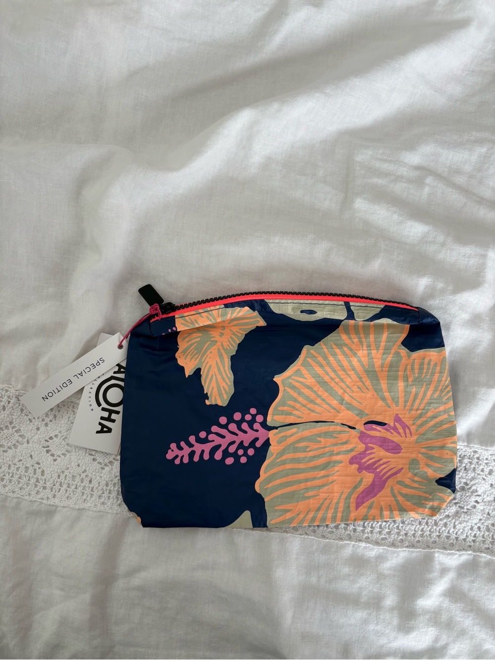 NWT ALOHA Collection Mid Size Zip Pouch hibiscus Samudra